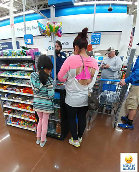 mujer en wallmart que se le ve la espalda del sostén