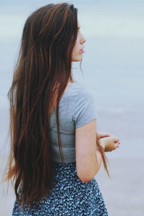 mujer con el cabello largo de espaldas