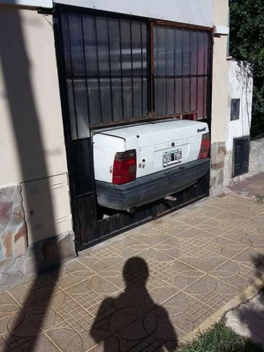 parte trasera de camioneta sobresale de la cochera