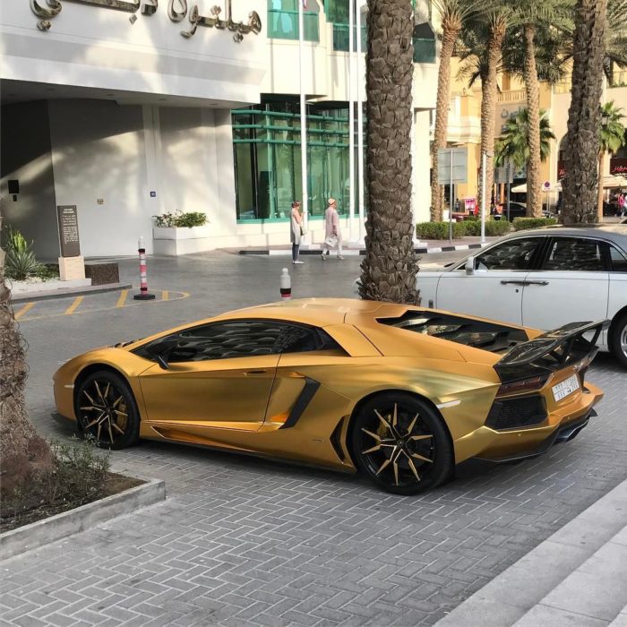 auto moderno dorado en dubai