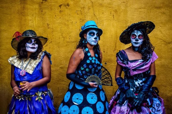 tres mujeres disfrazadas de catrina