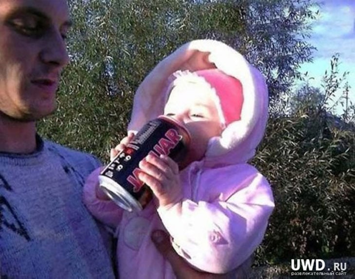 bebé tomando cerveza