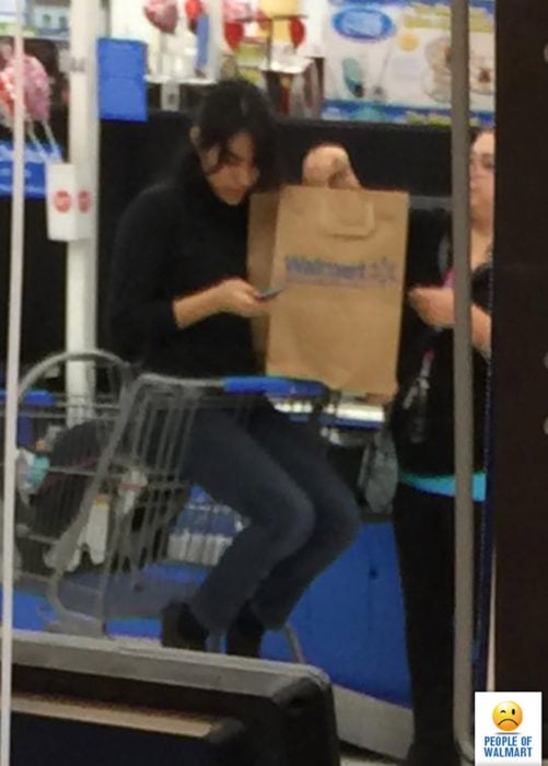 mujer en la carrito de compras en la parte de los niños