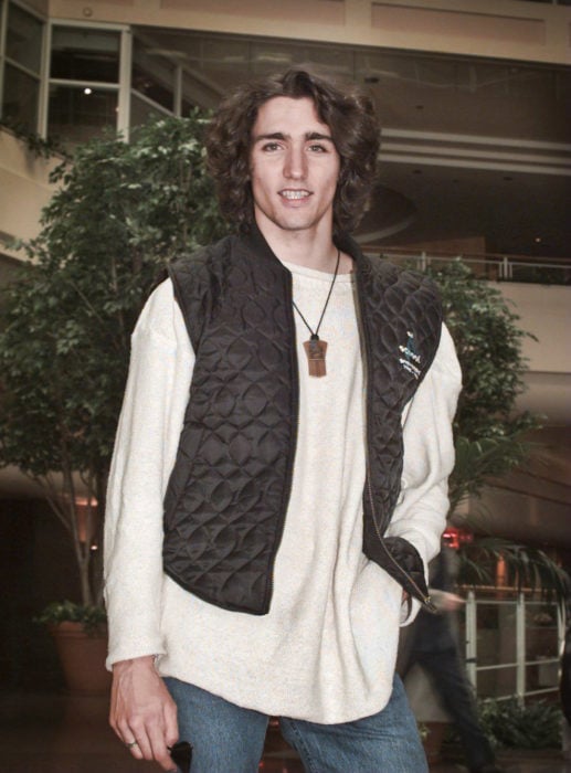 justin trudeau de joven con el cabello largo