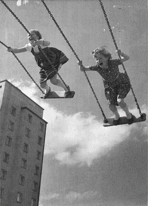 niños jugando en columpios