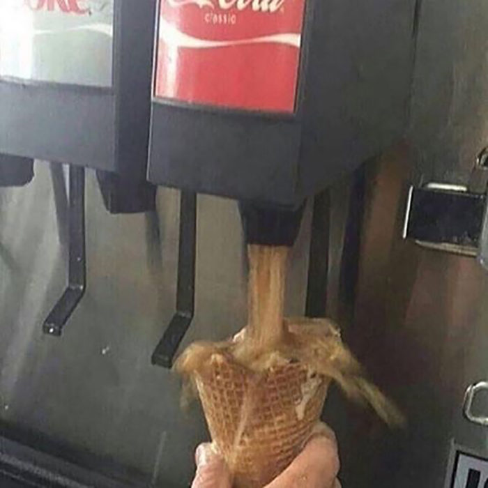 persona vierte coca cola en un cono de nieve 