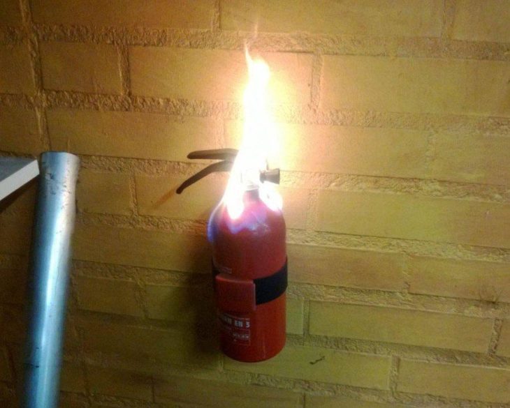 extintor en llamas