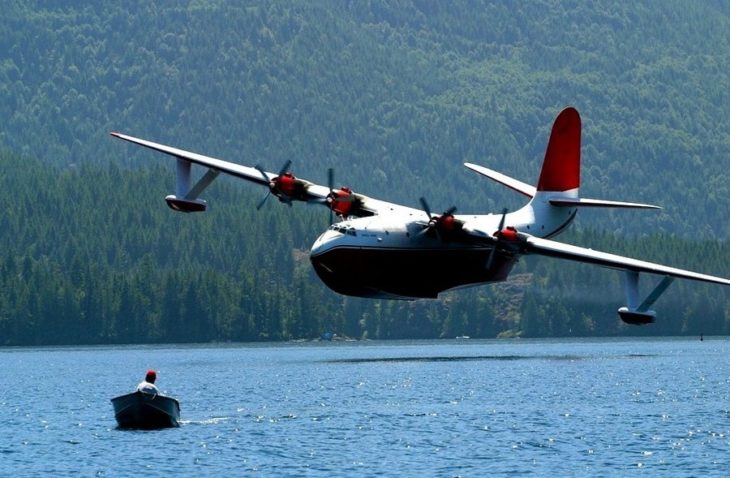 avión cerca del lago