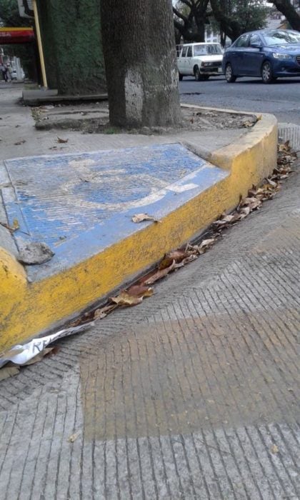 rampa paara discapacitados mal construida