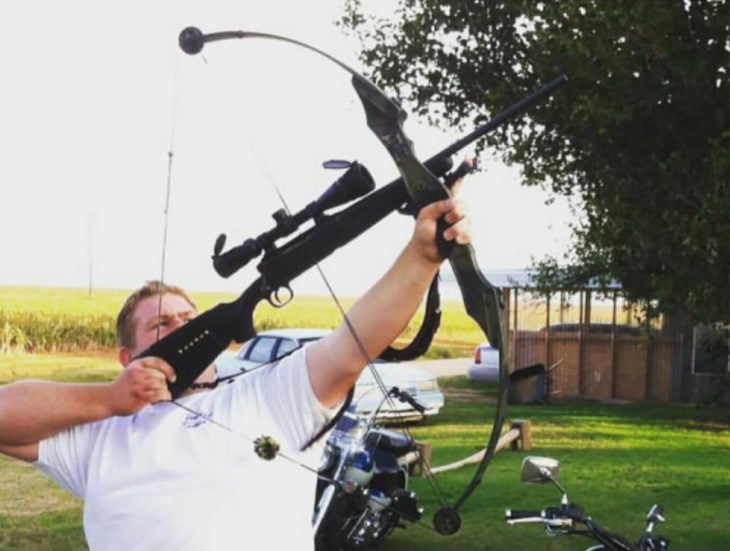 hombre con un un arco que usa como flecha una escopeta