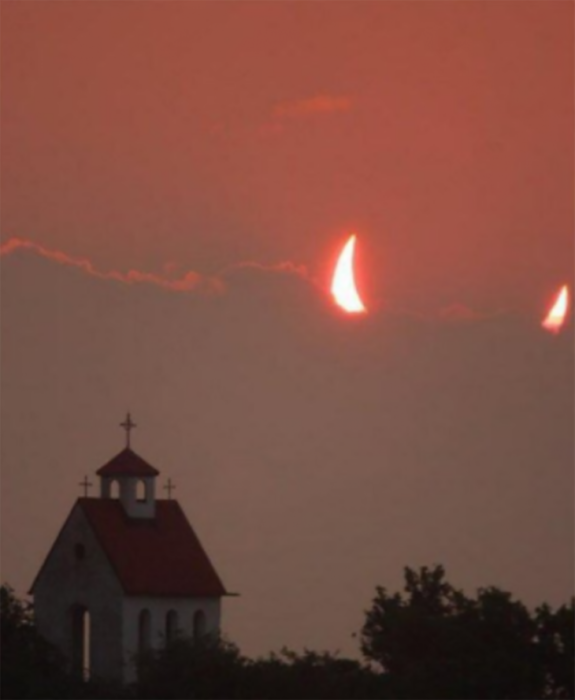 ilusión de cuernos en el cielo