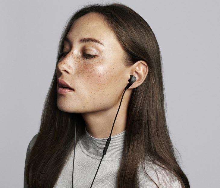 mujer escuchando música con audífonos
