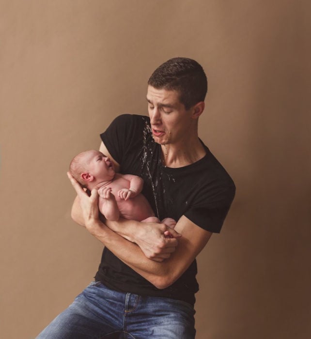 hombre carga a un bebé