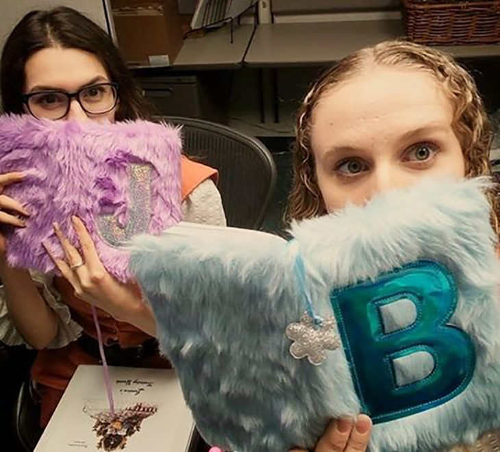 dos chicas con diarios de peluche