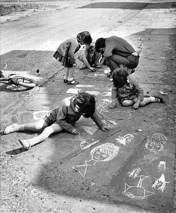 niños pintando el suelo