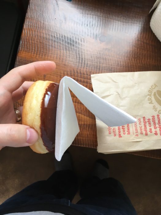 rosquilla con servilleta en el glasiado