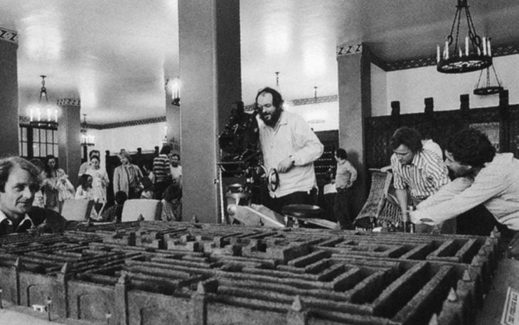 hombre filmando la maqueta de un laberinto