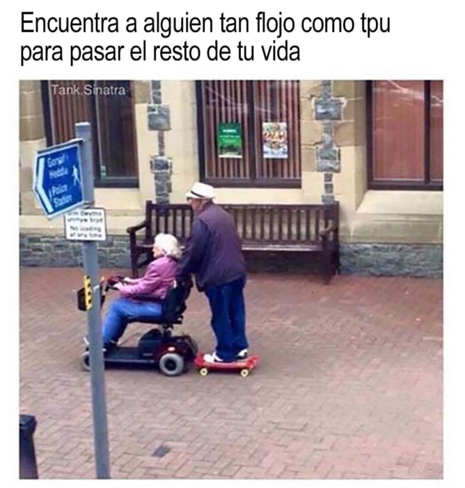 anciano en patineta empuja la silla de ruedas de una anciana