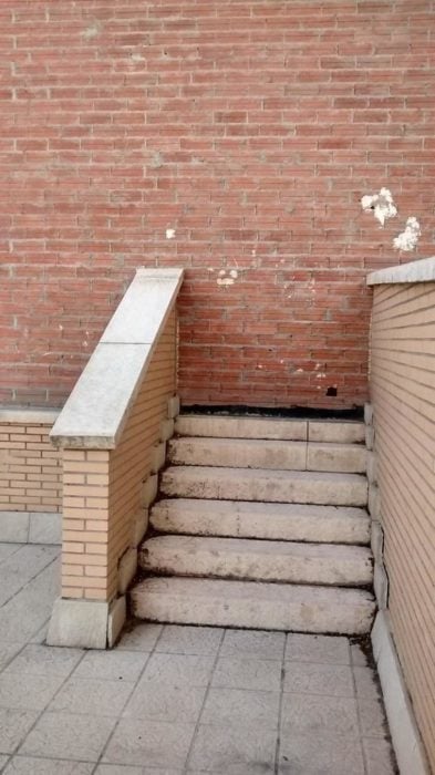 pequeña escalera que se dirige a una pared