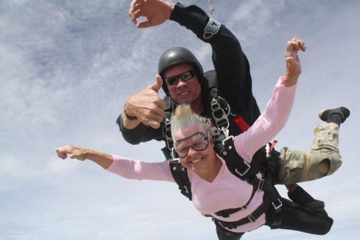 abuela haciendo paracaidismo 