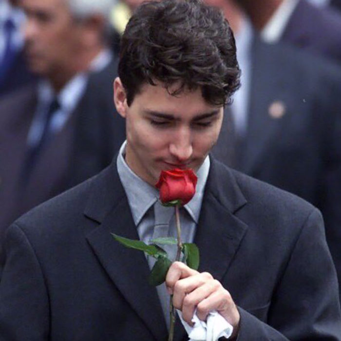 justin trudeau con una flor