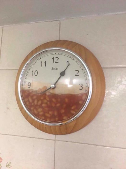 reloj con frijoles