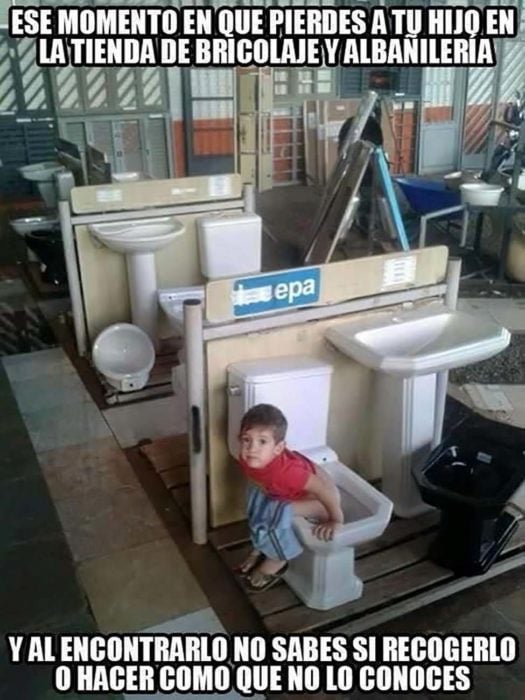 niño haciendo del baño en un inodoro de muestra en una tienda