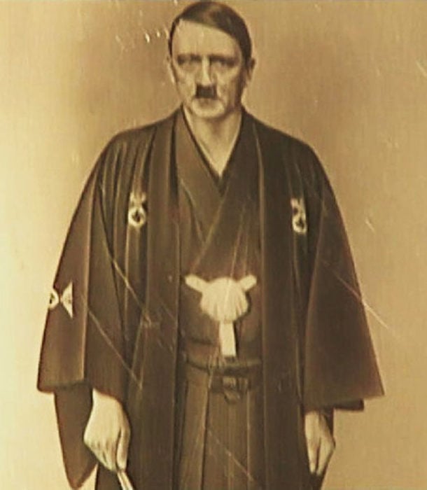  Hitler en vestimenta tradicional japonesa