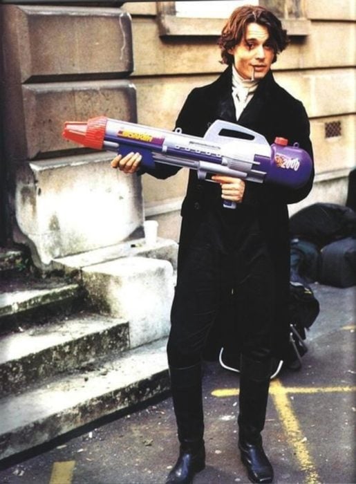 johnny depp coo ichabod crane con una pistola de agua