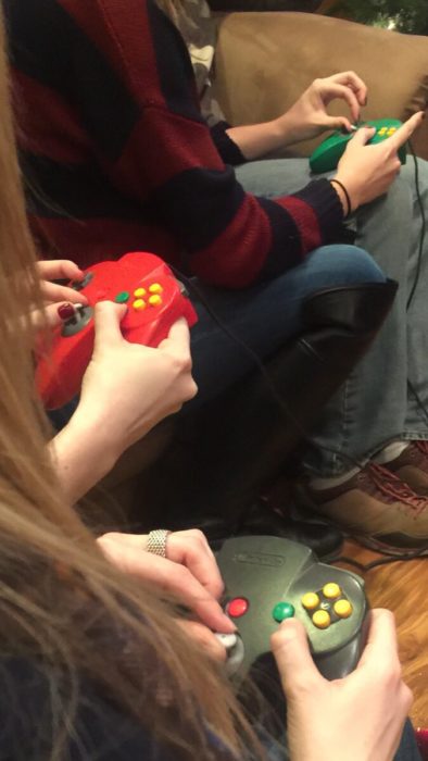 chicas jugando nintendo de una manera extraña