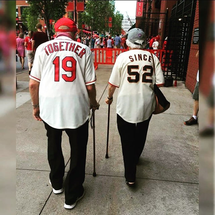 pareja de ancianos con playeras con números