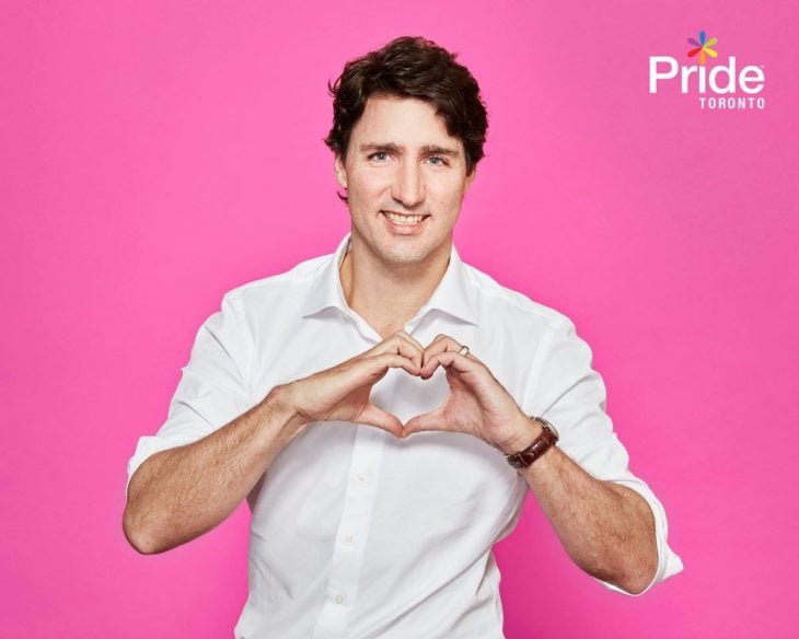 justin trudeau haciendo un corazón con las manos