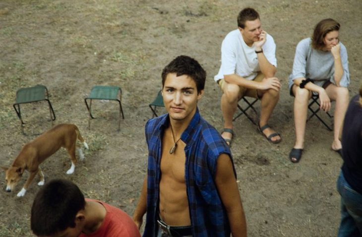 justin trudeau joven en la playa