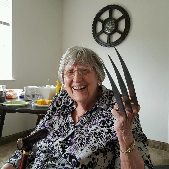 anciana con garras de wolverine