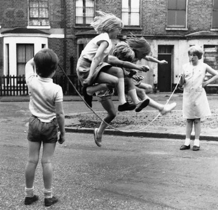 niños jugando a la cuerda