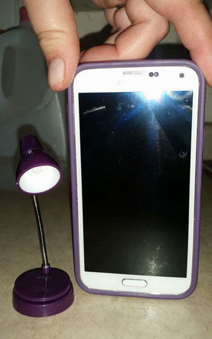 lámpara de escritorio más pequeña que un celular