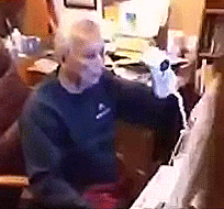 anciano secando con secadora a una computadora