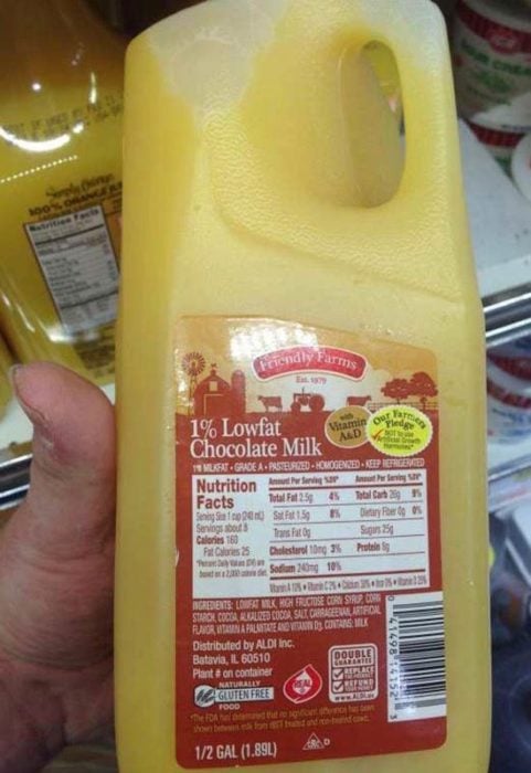 jugo de naranja en envase de leche con chocolate