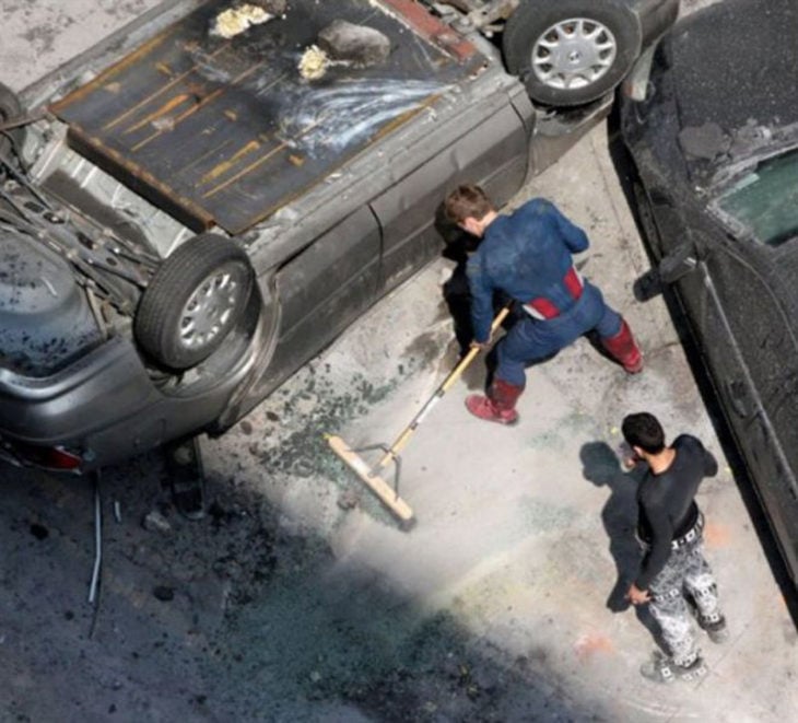 capitán américa barriendo