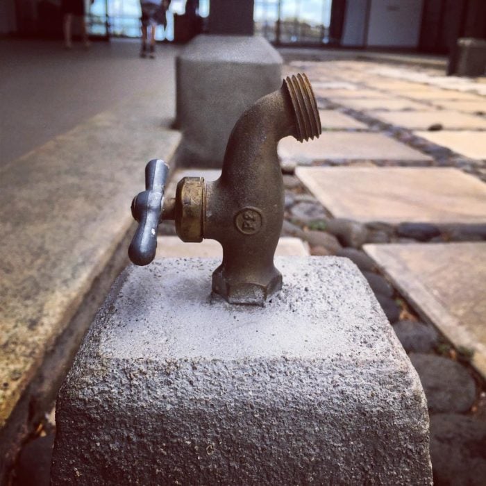 llave de agua mal colocada