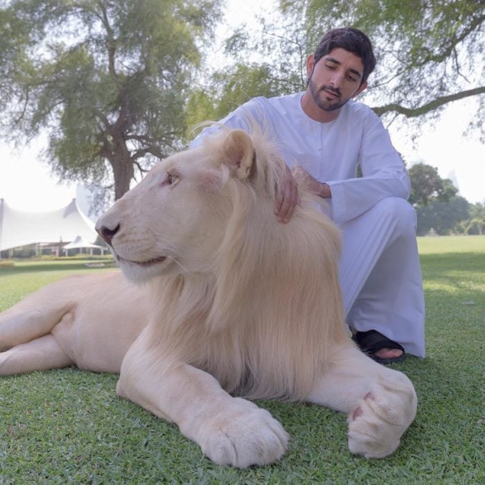 príncipe de dubai con un león blanco