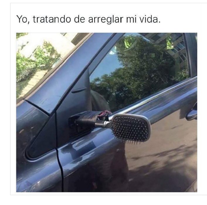 espejo de peine en un carro