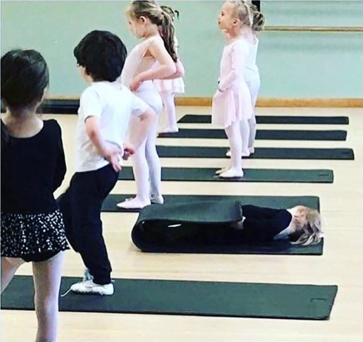 niña acostada en clase de ballet