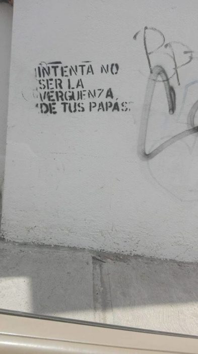 intenta no ser la verguenza de tus papás acción poetica muros creativos