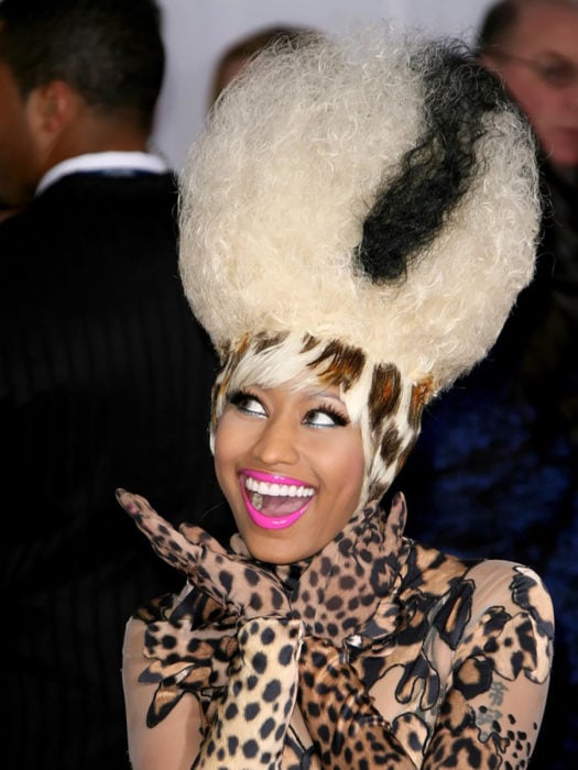 nicki minaj con cabello peinado de leopardo y esponjado color platino