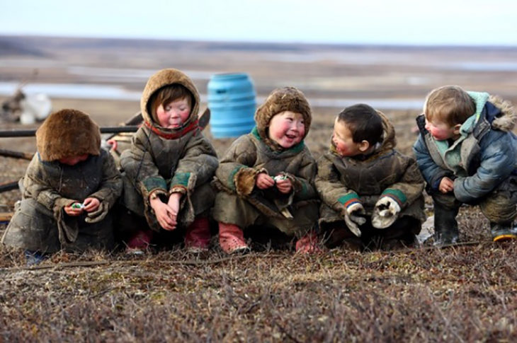 Niños sonriendo en el Ártico