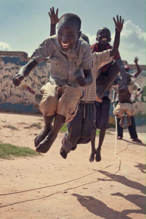 niños africanos jugando a la cuerda