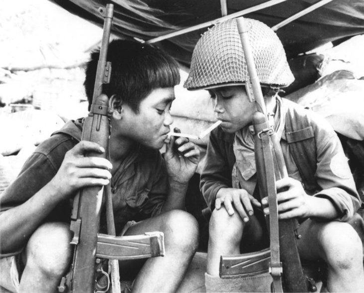 Niños vietnamitas fumando en 1967