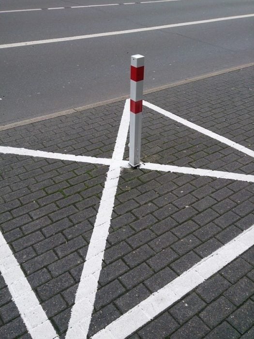 poste que no está centrado en unas marcas blancas