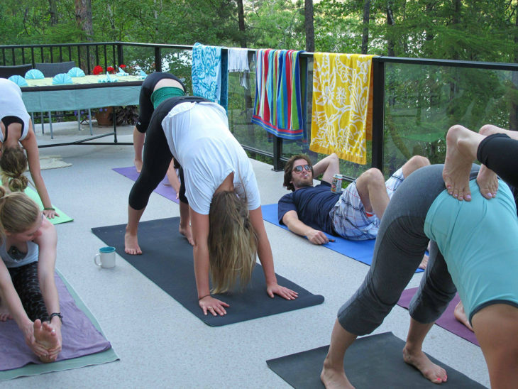 hombre recostado con cerveza en clase de yoga